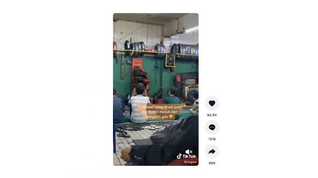 Aksi pegawai bengkel hormati adzan Magrib, bikin salut. [TikTok]