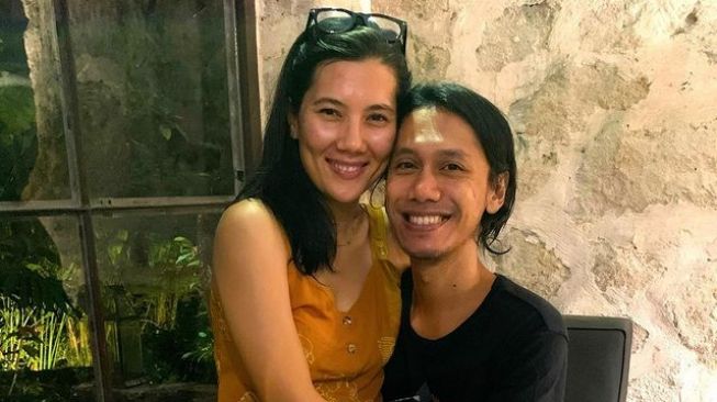 Eross Chandra bersama istri, Sarah Diorita. [Instagram]