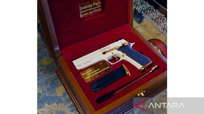 Penampakan Cendera Mata Pistol G2 Elite Prabowo Subianto Untuk Kapolri Listyo, Penuh Makna