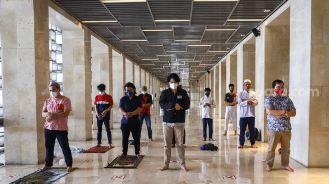 Jamaah melaksanakan ibadah shalat Jumat di Masjid Istiqlal, Jakarta Pusat, Jumat (11/2/2022). [Suara.com/Alfian Winanto]