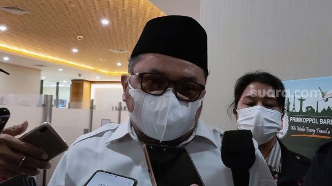 Ketua Bidang Keagamaan dan Ketuhanan DPN Irfan Fahmi usai diminta lengkapi berkas oleh Bareskrim Polri terkait pelaporan terhadap Haikal Hassan yang menyebut "Soekarno Tukang Penjarakan Ulama", Jumat (11/2/2022). [Suara.com/Yosea Arga Pramudita]