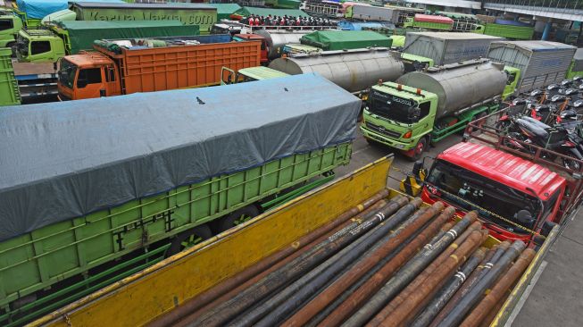 Sejumlah truk yang akan menyeberang ke Pulau Sumatera antre saat akan masuk ke kapal ferry di Pelabukan Merak, Banten, Kamis (10/2/2022). ANTARA FOTO/Asep Fathulrahman.