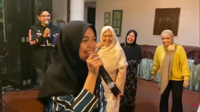 Keakraban Ria Ricis dengan ibu mertuanya. [Instagram]