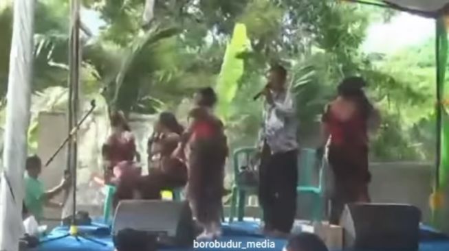 Angin Kencang Terjang Panggung, Aksi Bapak-bapak Santai Lanjut Nyanyi Ini Jadi Sorotan