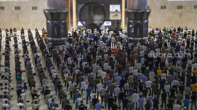 Jamaah melaksanakan ibadah shalat Jumat di Masjid Istiqlal, Jakarta Pusat, Jumat (11/2/2022). [Suara.com/Alfian Winanto]