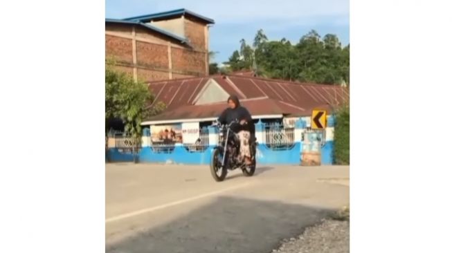 Viral Aksi Emak-Emak Naik Sepeda Motor Berkecepatan Tinggi, Warganet: Latihan Ikut Tanding di Mandalika