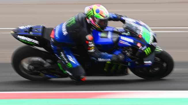 Pembalap Monster Energy Yamaha Franco Morbidelli memacu sepeda motornya saat sesi tes pramusim MotoGP 2022 di Pertamina Mandalika International Street Circuit, Lombok Tengah, NTB, Jumat (11/2/2022).  [ANTARA FOTO/Andika Wahyu]