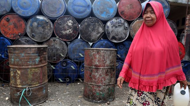 Warga membawa jeriken kosong akibat tidak mendapatkan minyak goreng curah di salah satu toko dan gudang distributor di Banda Aceh, Aceh, Kamis (10/2/2022).  [ANTARA FOTO / Irwansyah Putra]
