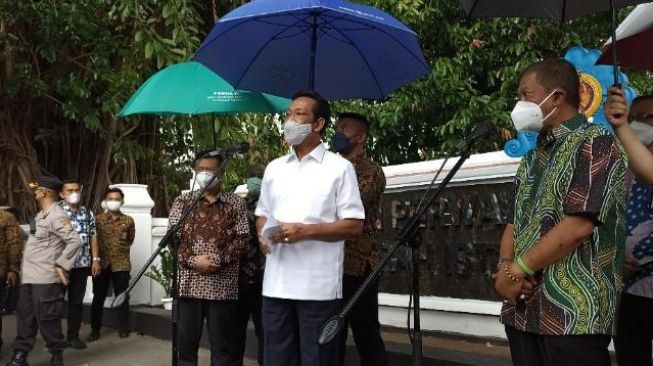 Gubernur DIY, Sri Sultan HB X bersama sejumlah OPD dan Walikota Yogyakarta, Haryadi Suyuti menggelar sidak di kawasan Malioboro, Jumat (11/02/2022) sore. [Kontributor / Putu Ayu Palupi]