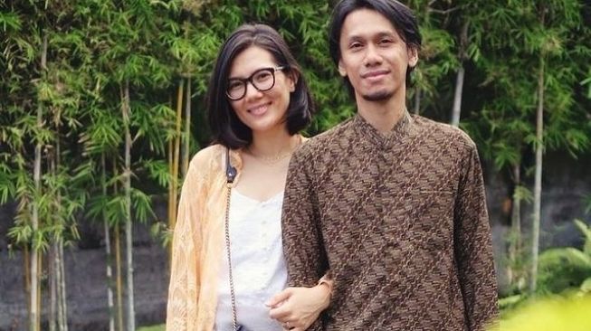 Eross Chandra bersama istri, Sarah Diorita. [Instagram]