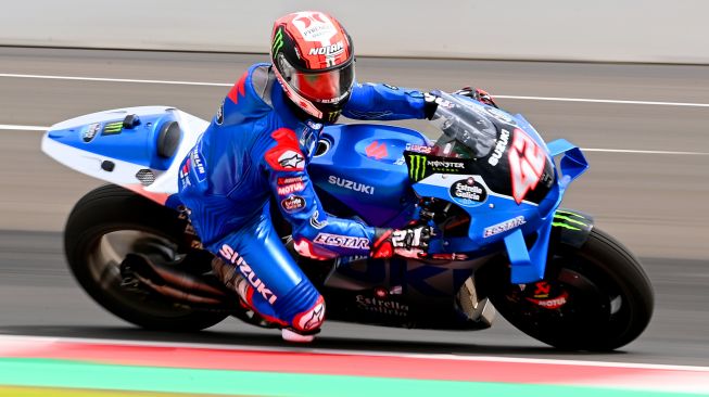 Pembalap Team Suzuki Ecstar Alex Rins memacu sepeda motornya saat sesi tes pramusim MotoGP 2022 di Pertamina Mandalika International Street Circuit, Lombok Tengah, NTB, Jumat (11/2/2022). [ANTARA FOTO/Andika Wahyu]