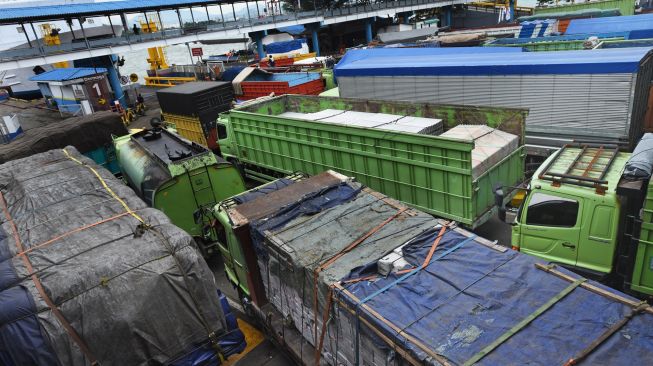 Sejumlah truk yang akan menyeberang ke Pulau Sumatera antre saat akan masuk ke kapal ferry di Pelabukan Merak, Banten, Kamis (10/2/2022). ANTARA FOTO/Asep Fathulrahman.