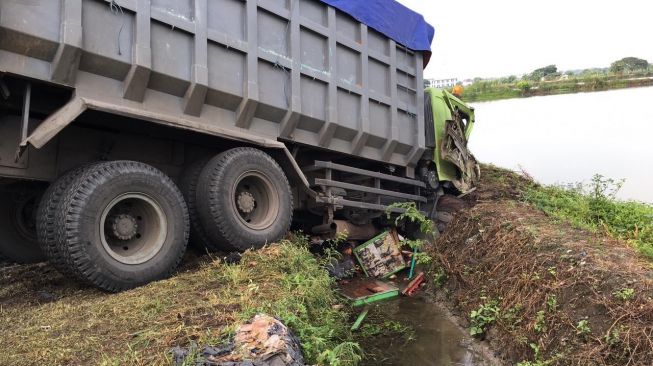 Tragis, Pedagang Ayam Tewas Tergencet Hingga Masuk ke Kolong Truk di Gresik