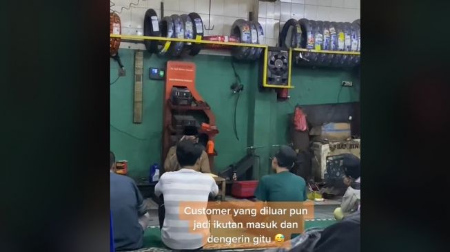 Bengkel motor syariah, para karyawan salat berjamaah dilanjut dengarkan kajian (TikTok)