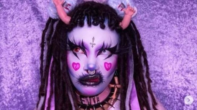 Kisah Wanita Mengidentifikasi Diri Jadi Boneka Setan Tanpa Gender, Sebut Dulu Sering Dibully Mirip Monster