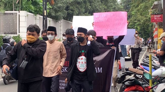 Demo tolak pemindahan makam Vanessa Angel di TPU Islam Malaka, Pesanggrahan, Jakarta Selatan, Sabtu (12/2/2022). [Adiyoga Priyambodo/Suara.com]