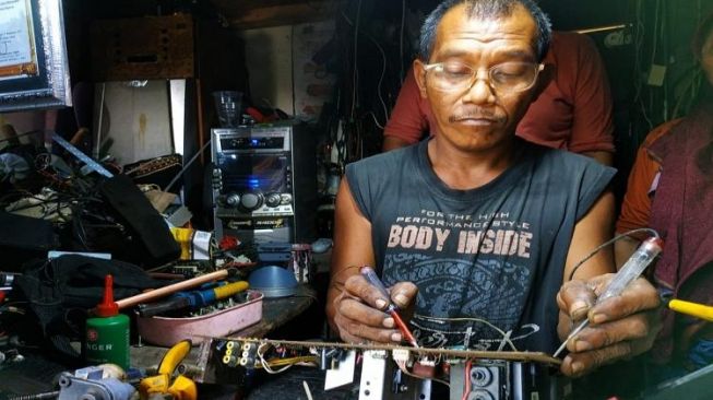 Cerita Tasripan, Tuna Wicara di Jembrana yang Mahir Reparasi Elektronik