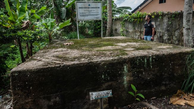 Penjaga melihat kondisi bunker peninggalan zaman kolonial Belanda di Rangkasbitung, Lebak, Banten, Jumat (11/2/2022). [ANTARA FOTO/Muhammad Bagus Khoirunas]