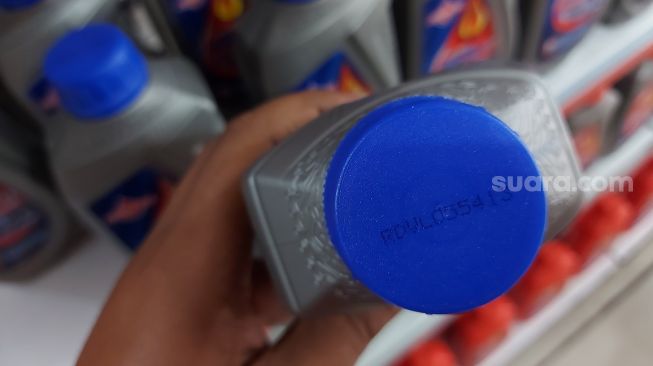 Perhatikan botol kemasan untuk melihat oli palsu atau asli. Warna kemasan mencirikan warna khas produsennya. Di tutup botol terdapat kode produksi [Suara.com/Manuel Jeghesta Nainggolan].