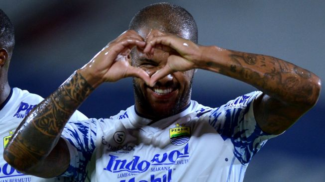 Pesepak bola Persib Bandung David Da Silva berselebrasi usai mencetak gol ke gawang PSS Sleman saat pertandingan Liga 1 di Stadion Kapten I Wayan Dipta, Gianyar, Bali, Jumat (11/2/2022). [ANTARA FOTO/Fikri Yusuf]