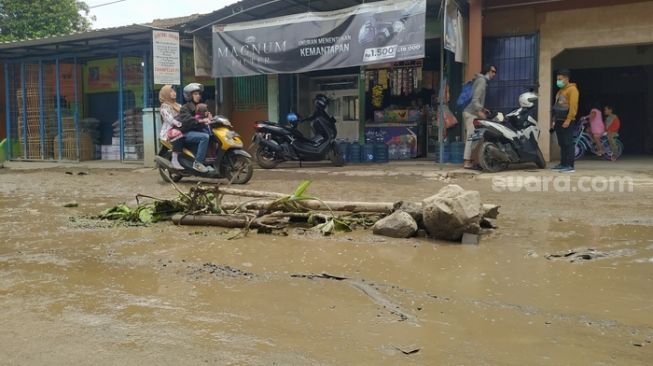 Jalan Rusak Berat, Warga Desa Cihampelas Kesal: Tebar Ikan Lele dan Tanam Pohon Pepaya