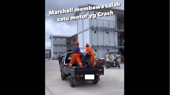 Motor tim Pramac Racing diangkut menggunakan mobil pikap Suzuki Carry (Instagram)