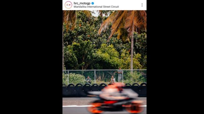 Tangkapan kamera saat Honda Racing Team melakukan tes tunggangan balapnya [Instagram: @hrc_motogp].