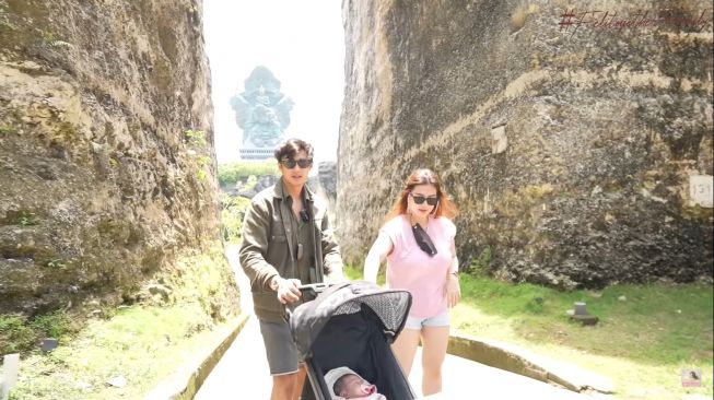 Caesar Hito dan Felicya Angelista bersama Baby L mengunjungi Garuda Wisnu Kencana di Bali. [Instagram]