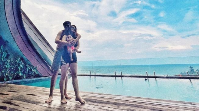 Caesar Hito dan Felicya Angelista bersama Baby L asyik berenang saat berlibur di Bali. [Instagram]