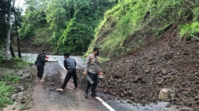 Kerap Dilalui Wisatawan, Jalan Raya Pusuk Sembalun Longsor