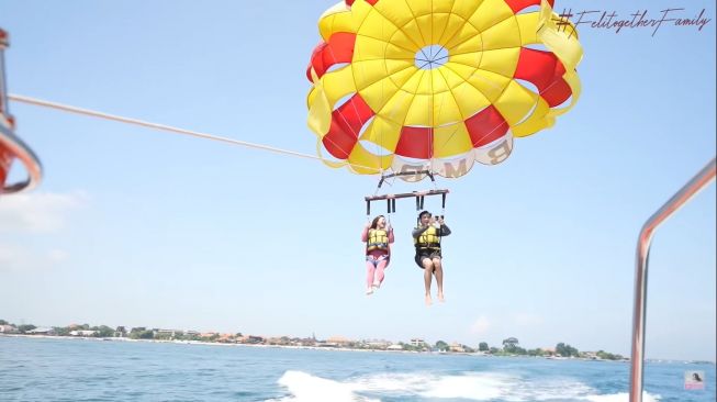 Caesar Hito dan Felicya Angelista bermain wahana air di Bali. [Instagram]