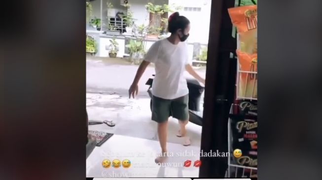 Penampilan Soimah di kampung halaman saat belanja [Tik Tok/@sriwahyuni88129]