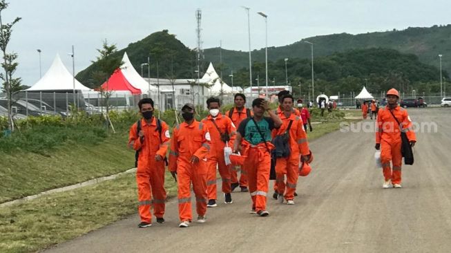 Marshal lokal asal Nusa Tenggara Barat (NTB) saat setelah selesai bertugas untuk tes pramusim MotoGP Mandalika. [Foto : Suara.com/ Lalu Muhammad Helmi Akbar)