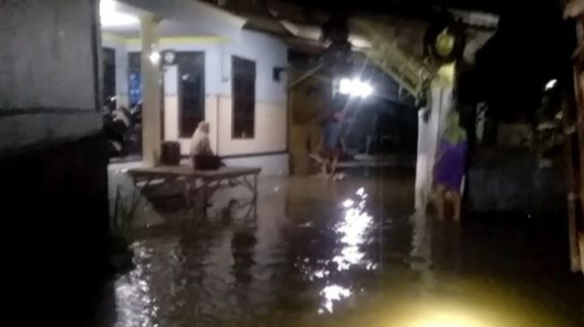 Diguyur Hujan Lebat Selama 6 Jam, Perkampungan Gladak Anyar Pamekasan Dilanda Banjir