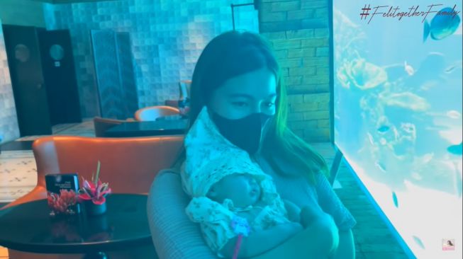 Felicya Angelista dan Baby L makan di restoran aquarium di Bali. [Instagram]