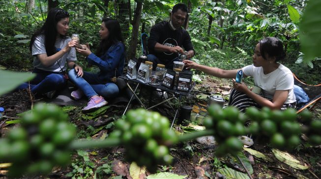 Barista meracik kopi untuk wisatawan di kebun kopi kaki Gunung Merbabu, Banyuanyar, Ampel, Boyolali, Jawa Tengah, Jumat (11/2/2022). [ANTARA FOTO/Aloysius Jarot Nugroho] 