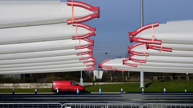 Bilah turbin angin yang disimpan di dermaga dan siap untuk dikirim di pabrik bilah Siemens Gamesa di Hull, Inggris, Jumat (28/1/2022). [Paul ELLIS / AFP]
