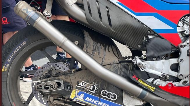 Noda bekas lumpur menempel di sepatbor motor pembalap MotoGP (Twitter)