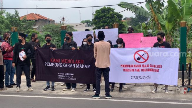 Demo tolak pemindahan makam Vanessa Angel di TPU Islam Malaka, Pesanggrahan, Jakarta Selatan, Sabtu (12/2/2022). [Adiyoga Priyambodo/Suara.com]