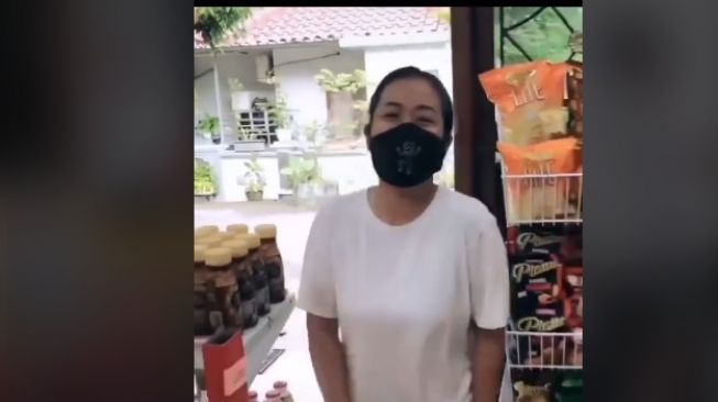 Penampilan Soimah di kampung halaman saat belanja [Tik Tok/@sriwahyuni88129]