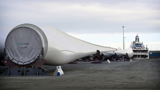 Bilah turbin angin yang disimpan di dermaga dan siap untuk dikirim di pabrik bilah Siemens Gamesa di Hull, Inggris, Jumat (28/1/2022). [Paul ELLIS / AFP]
