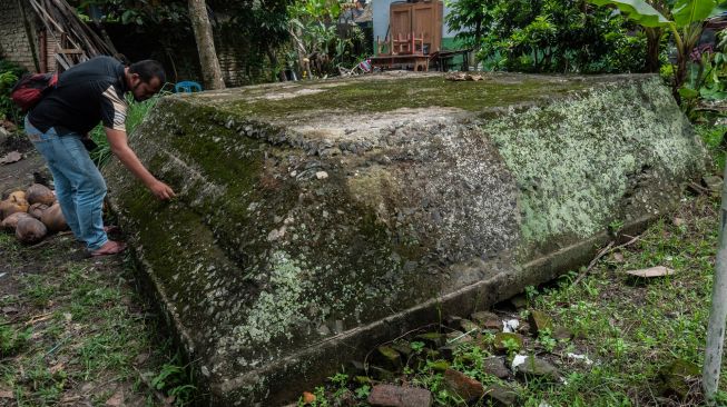 Penjaga membersihkan bunker peninggalan zaman kolonial Belanda di Rangkasbitung, Lebak, Banten, Jumat (11/2/2022). [ANTARA FOTO/Muhammad Bagus Khoirunas]