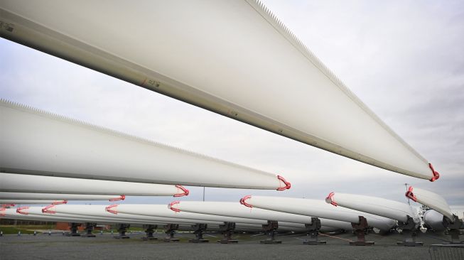 Bilah turbin angin yang disimpan di dermaga dan siap untuk dikirim di pabrik bilah Siemens Gamesa di Hull, Inggris, Jumat (28/1/2022). [Paul ELLIS / AFP]
