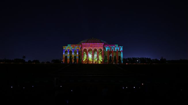 Gedung Univeristas Sharjah menyala dalam tampilan warna-warni saat Festival Cahaya Sharjah ke-11 di Uni Emirat Arab, Kamis (10/2/2022). [Giuseppe CACACE / AFP]
