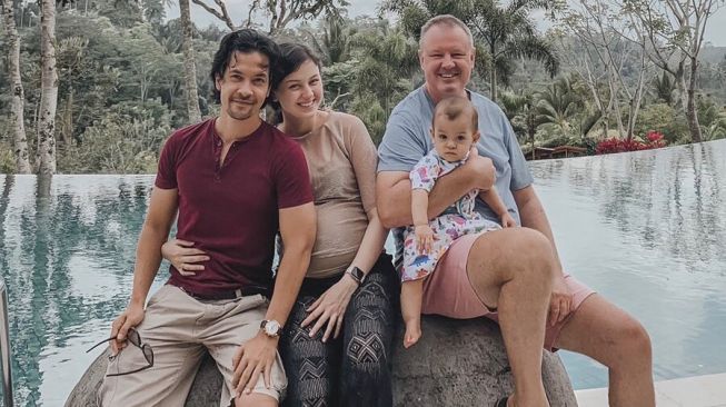 Edward Akbar dan Kimberly Ryder bersama ayah mertuanya. [Instagram]