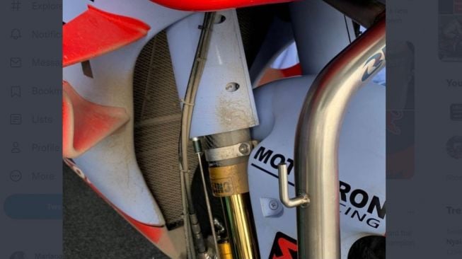 Noda debu yang bandel menempel di sokbreker motor pembalap MotoGP (Twitter)