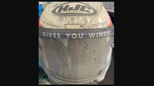 Helm pembalap penuh debu menempel (Twitter)