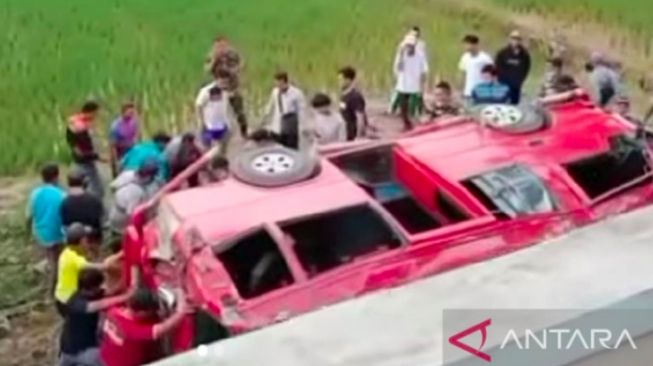 Detik-detik Mini Bus Angkut Rombongan Pelajar Terperosok ke Sawah, Satu Pelajar Tewas