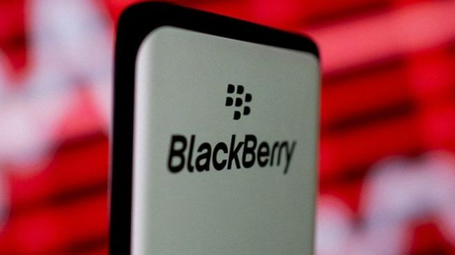 Logo Blackberry terlihat pada smartphone di depan grafik stok yang ditampilkan dalam ilustrasi ini diambil Jumat (5/2/2021). [Dok.Antara]