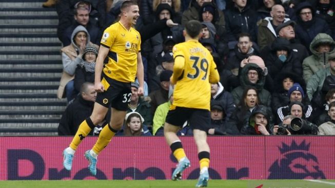 Selebrasi Leander Dendoncker (kiri) setelah mencetak gol kedua untuk Wolves dalam pertandingan Liga Inggris lawan Spurs di Tottenham Hotspur Stadium pada 13 Februari 2022. [ANTARA/Reuters/PETER CZIBORRA]